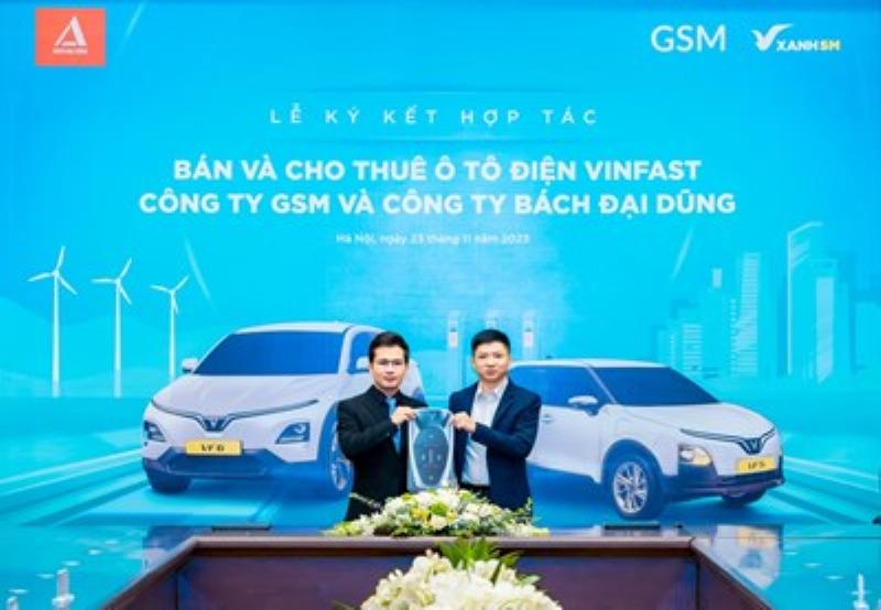 Hinh anh tai xe taxi o Ha Tinh dang tuong tac than thien voi hanh khach